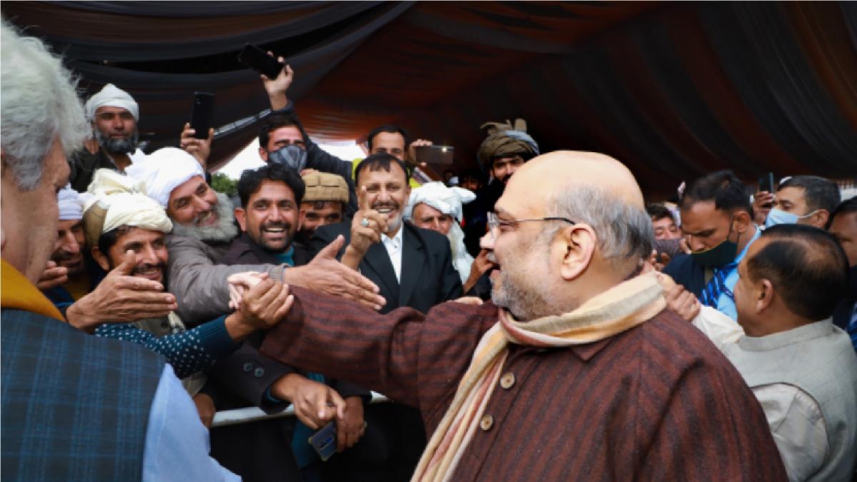 जम्मू-कश्मीर दौरे पर शाह, स्थानीय नागरिक को दिया अपना नंबर