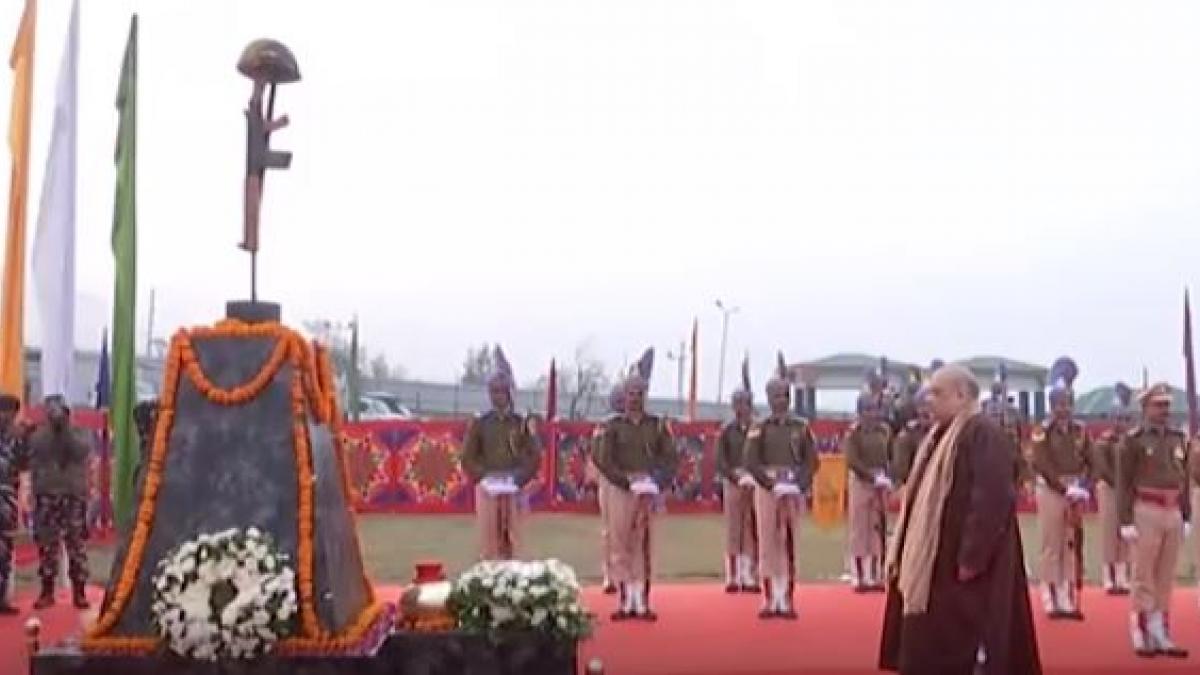 Amit Shah pays tribute to 40 jawans