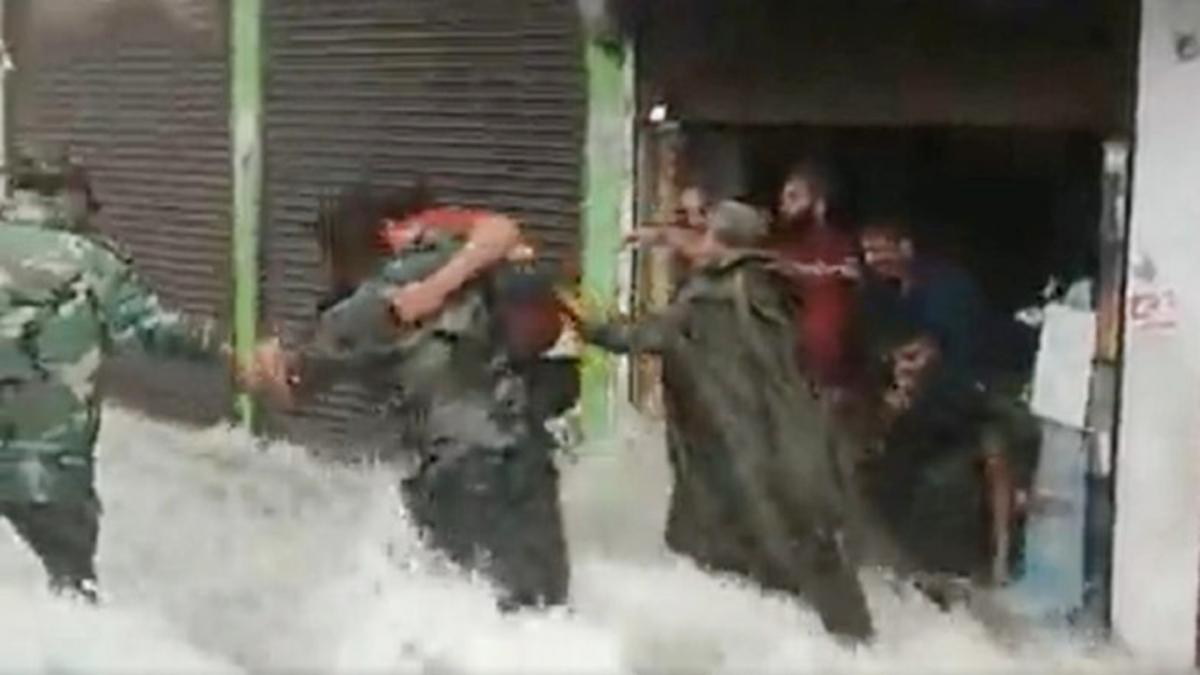 Army rescues stranded people 