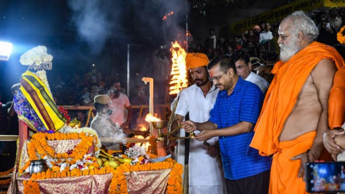 Arvind Kejriwal performs Saryu aarti in Ayodhya
