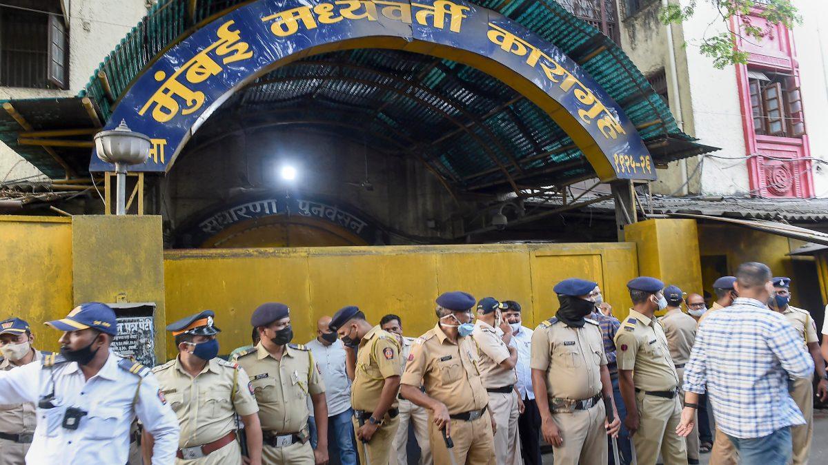 आज रिहा होंगे Aryan Khan, जेल के बाहर सख्त हैं सुरक्षा इंतजाम, देखें ग्राउंड रिपोर्ट