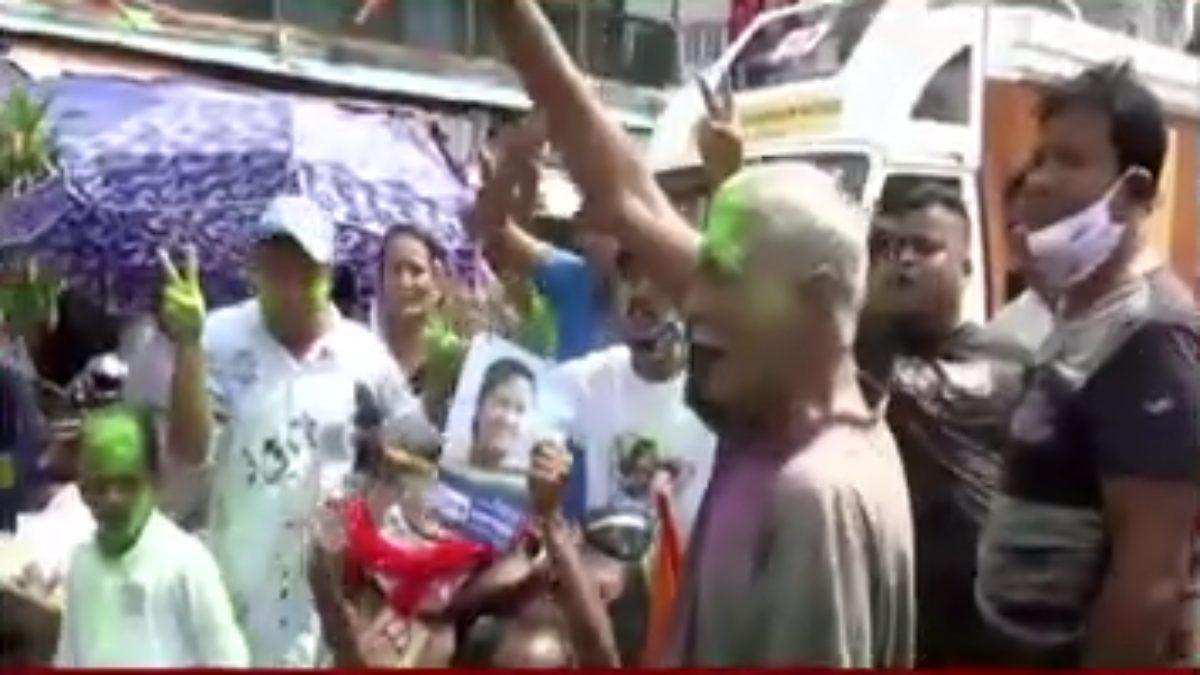 Bengal By-Polls: तीसरे दौर की गिनती के बाद Mamata Banerjee के घर के बाहर जश्न शुरू