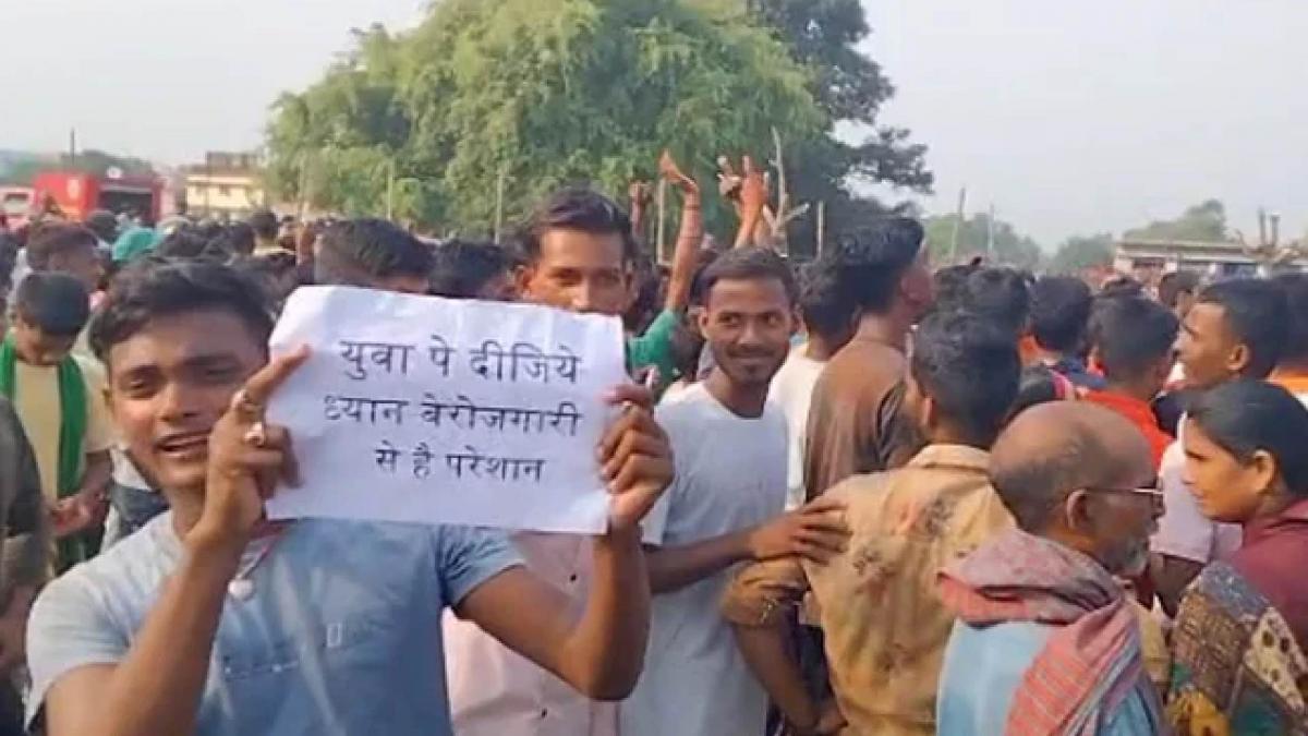 Bihar youth demonstrate against CM Nitish 