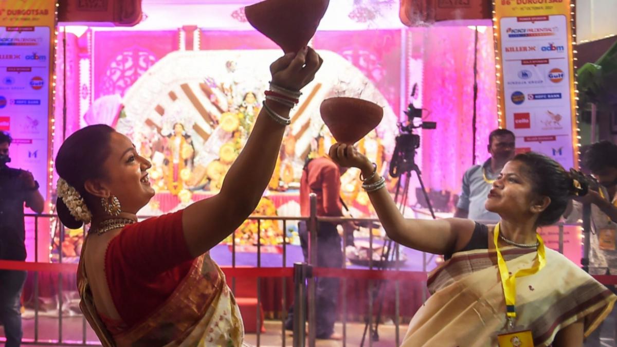 मां के महागौरी स्वरूप के पूजन के लिए महानवमी पर पंडालों में उमड़ी भक्तों की भीड़