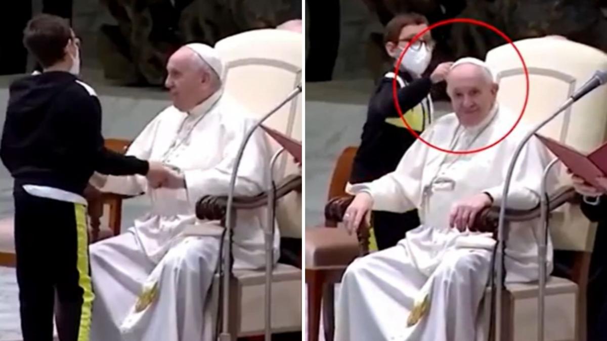 पोप फ्रांसिस की टोपी खींचने लगा बच्चा, देखें फिर क्या हुआ