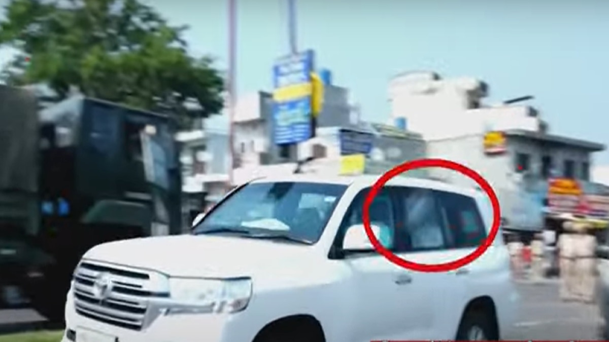 Protesting farmers threw shoes at Sukhbir Badal' car in Jalandhar 