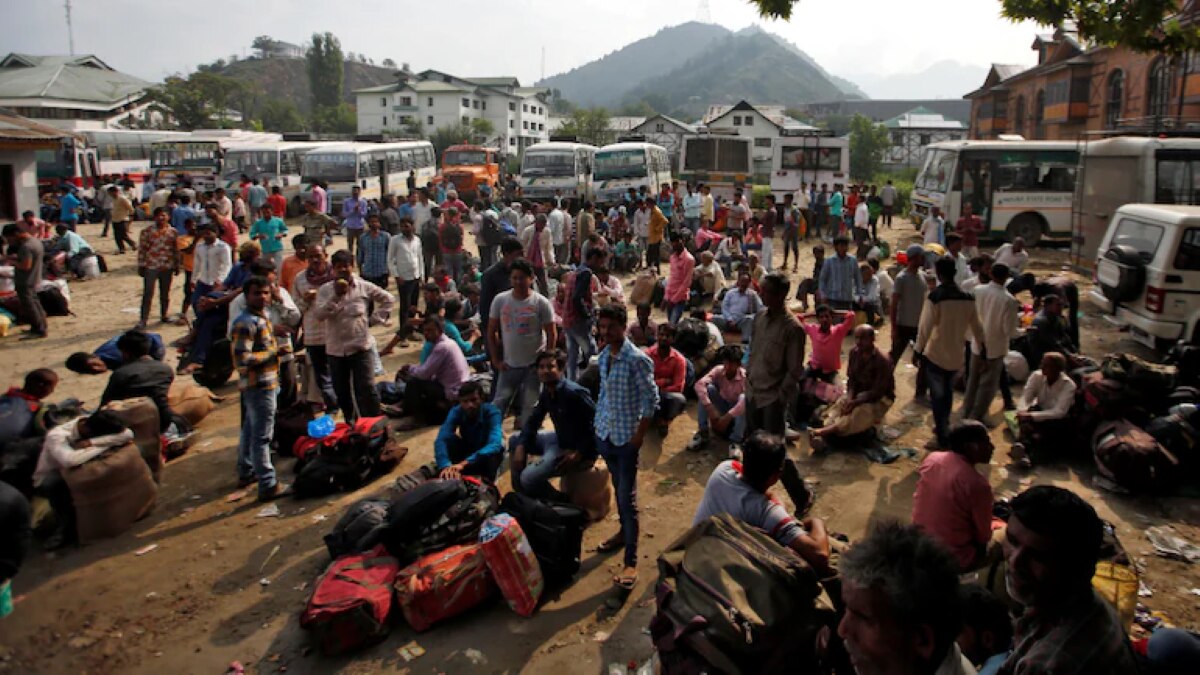 JK: कश्मीरी हिंदुओं में आतंकियों की दहशत, कश्मीर छोड़कर जा रहे जम्मू