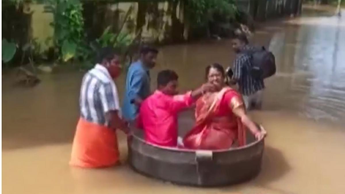 Kerala Flood: बाढ़ के बीच शादी, बर्तन में बैठ मंदिर पहुंचे दूल्हा-दुल्हन
