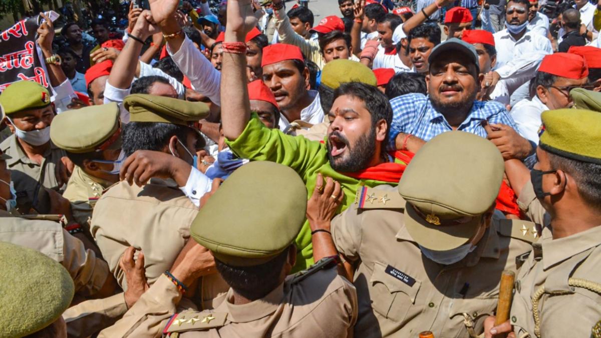 Samajwadi Party workers being stopped by police during a protest over violence in Lakhimpur (Credit-PTI)