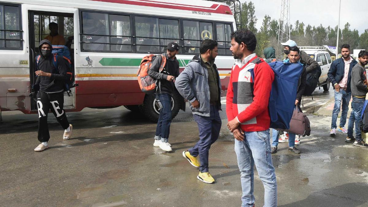 Migrants leaving Kashmir after serial target killings