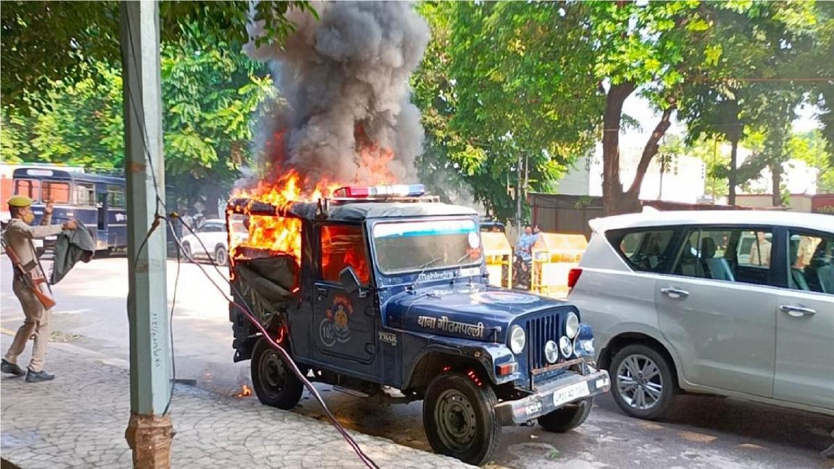 Lakhimpur Kheri Violence: Lucknow में बीच सड़क पुलिस गाड़ी में आगजनी, देखें VIDEO