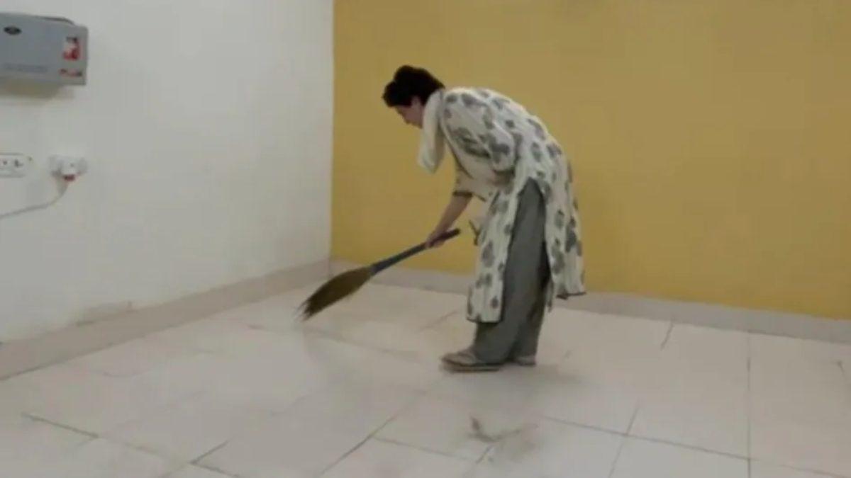 PAC गेस्टहाउस में झाड़ू लगाती Priyanka Gandhi Vadra, दे रही हैं गांधीगिरी का संदेश?