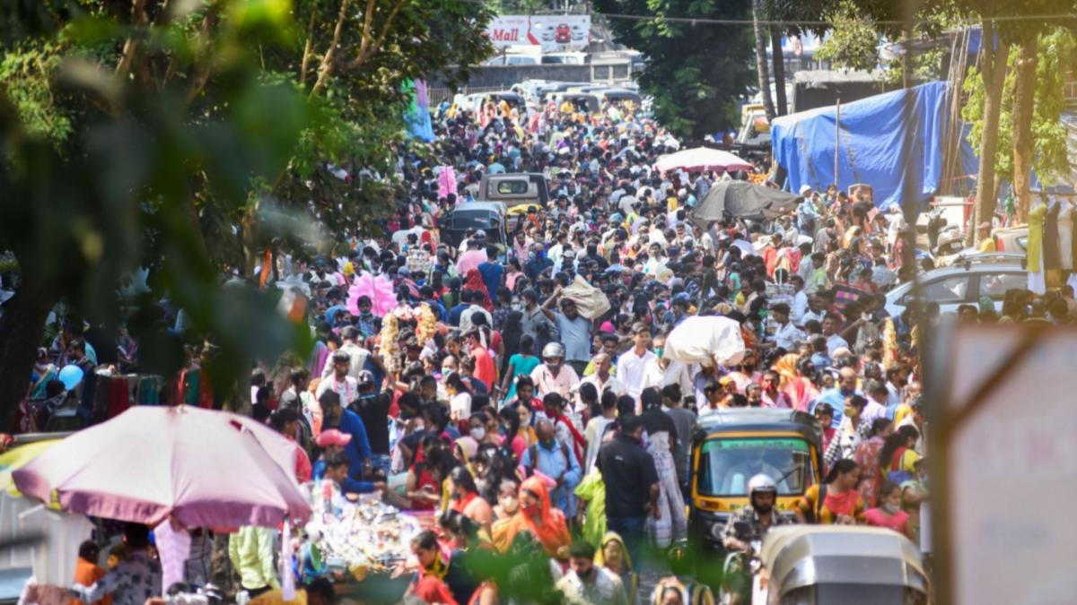 Delhi में Corona विस्फोट का खतरा, देखें थर्ड वेव को दस्तक देती Sadar Bazaar की तस्वीर