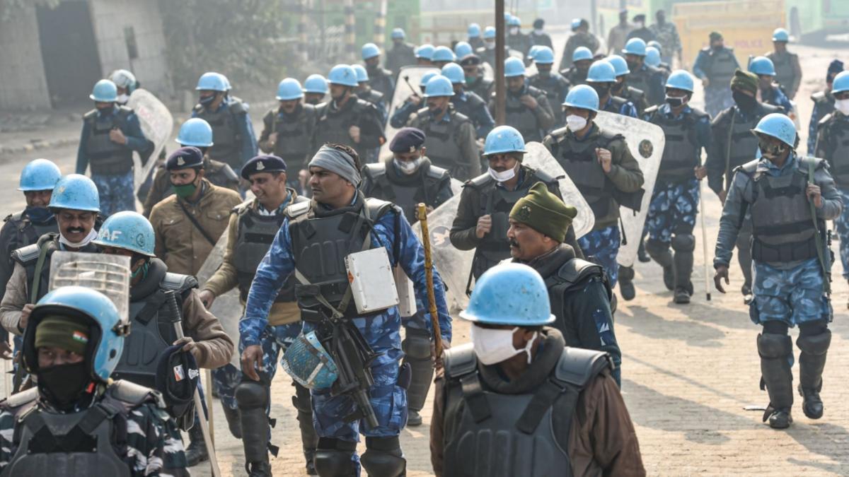 Singhu Border पर प्रदर्शनकारी किसानों और पुलिस में क्यों हुई झड़प? देखिए