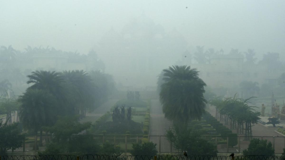 AQI में गिरावट के बावजूद Delhi की हवा बेहद खराब, देखिए Akshardham का हाल
