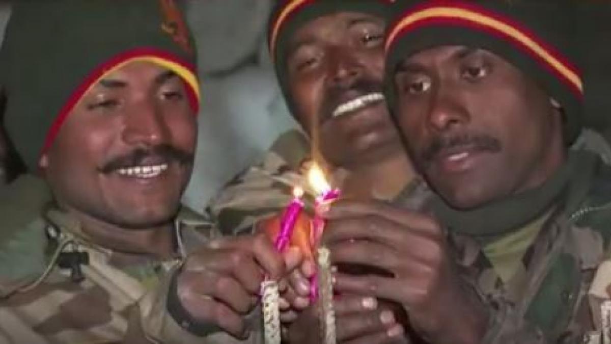 17 हजार फीट की ऊंचाई, माइनस में तापमान, देखें Indian Army के साथ Diwali का जश्न