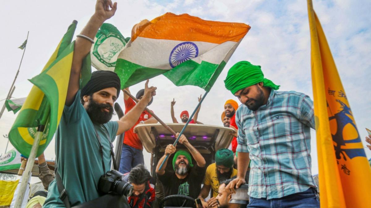 Farmers dance as three farm reform laws repealed (Credit-PTI)