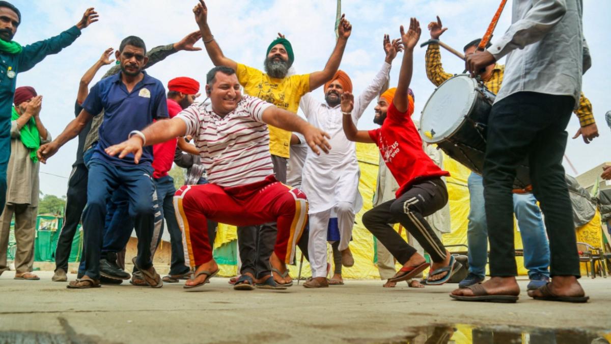 Farmers celebrate after PM Narendra Modi announce to repeal three farm reform laws (Credit-PTI)
