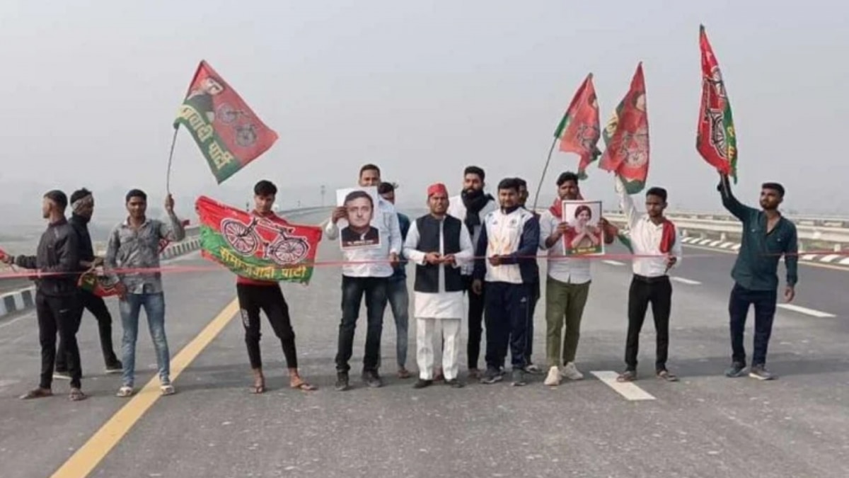 Samajwadi Party workers reached Purvanchal Expressway