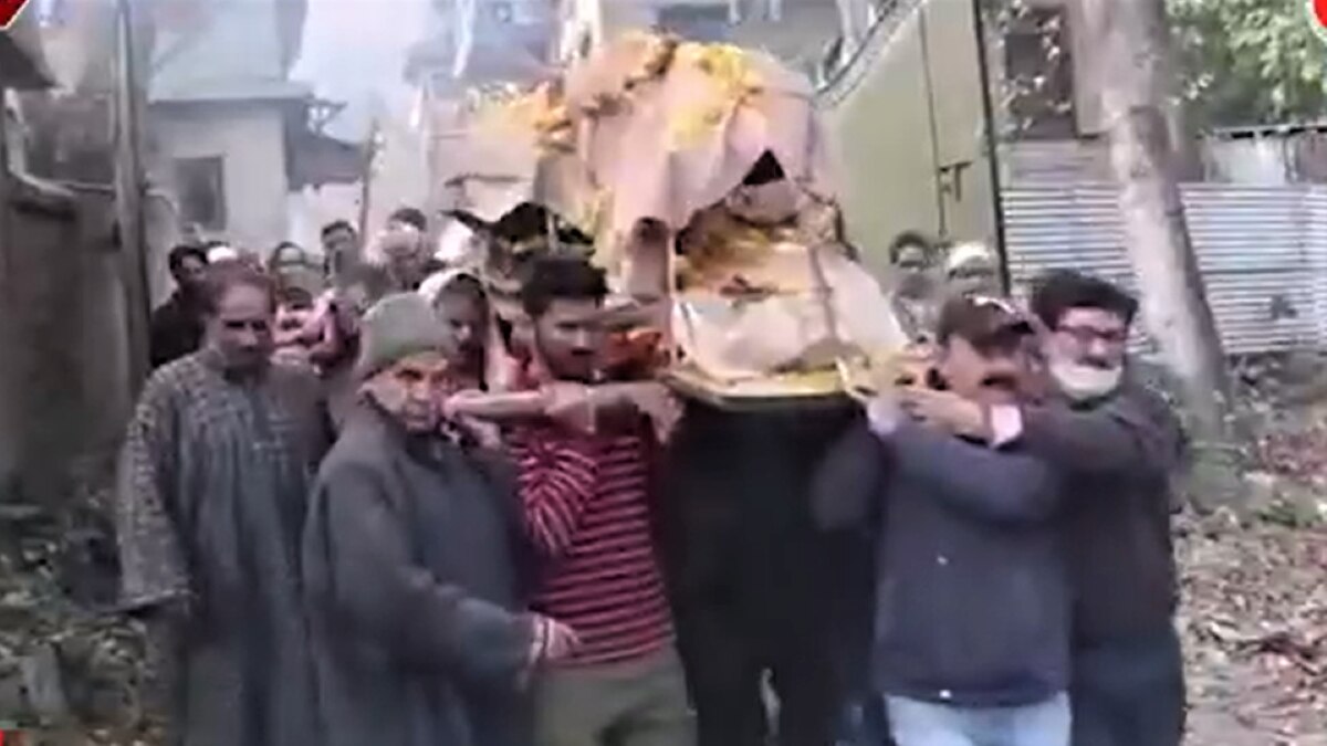JK Kashmiri Pandit of village was cremated by local Muslims