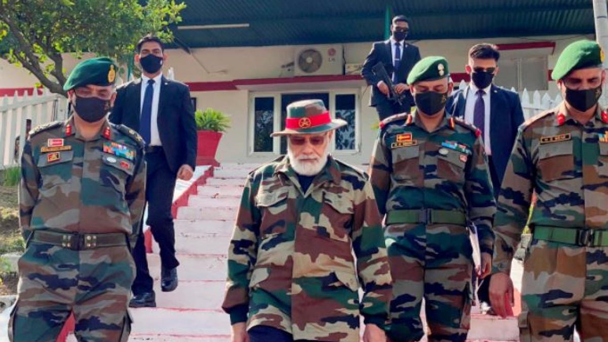 नॉनस्टॉप: दिवाली पर जम्मू कश्मीर के राजौरी पहुंचे पीएम मोदी, जवानों के साथ मनाया त्यौहार