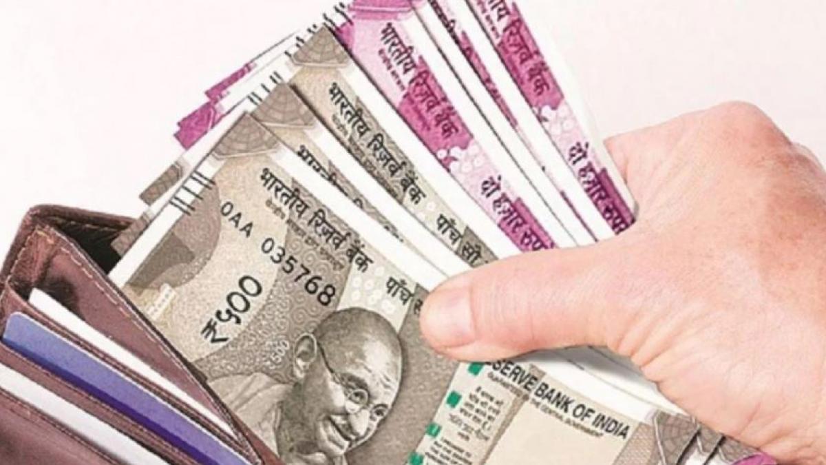 BJP leader gave 5000 rs as compensation