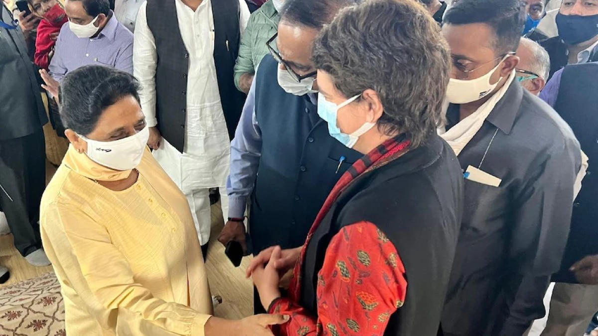 Priyanka Gandhi reached lucknow to meet Mayawati on her mother funeral 