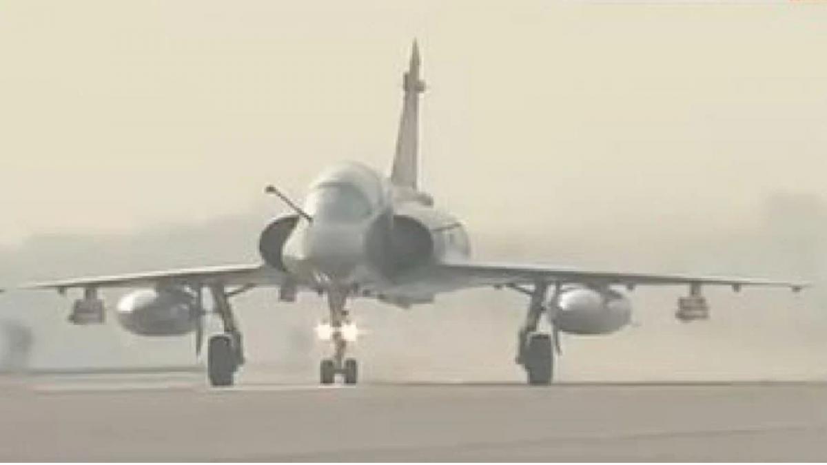 Arcraft perform airshow at Purvanchal Expressway