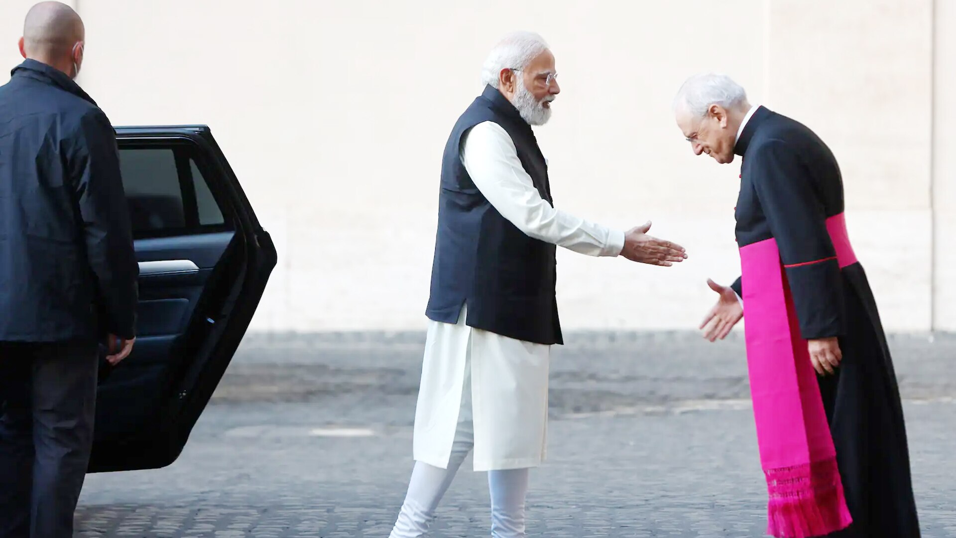 PM Modi meets Pope in Vatican City 