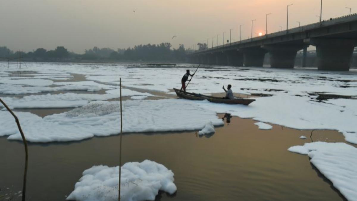 Boats remove toxic foam from Yamuna river