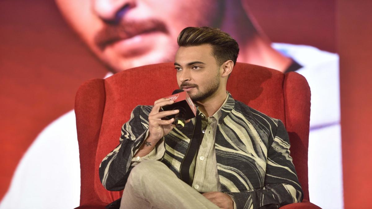 Aayush Sharma mimics Salman Khan on Agenda Aaj Tak stage
