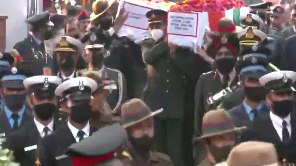 बरार स्क्वायर पहुंचा बिपिन रावत का पार्थिव शरीर, देखें तस्वीरें