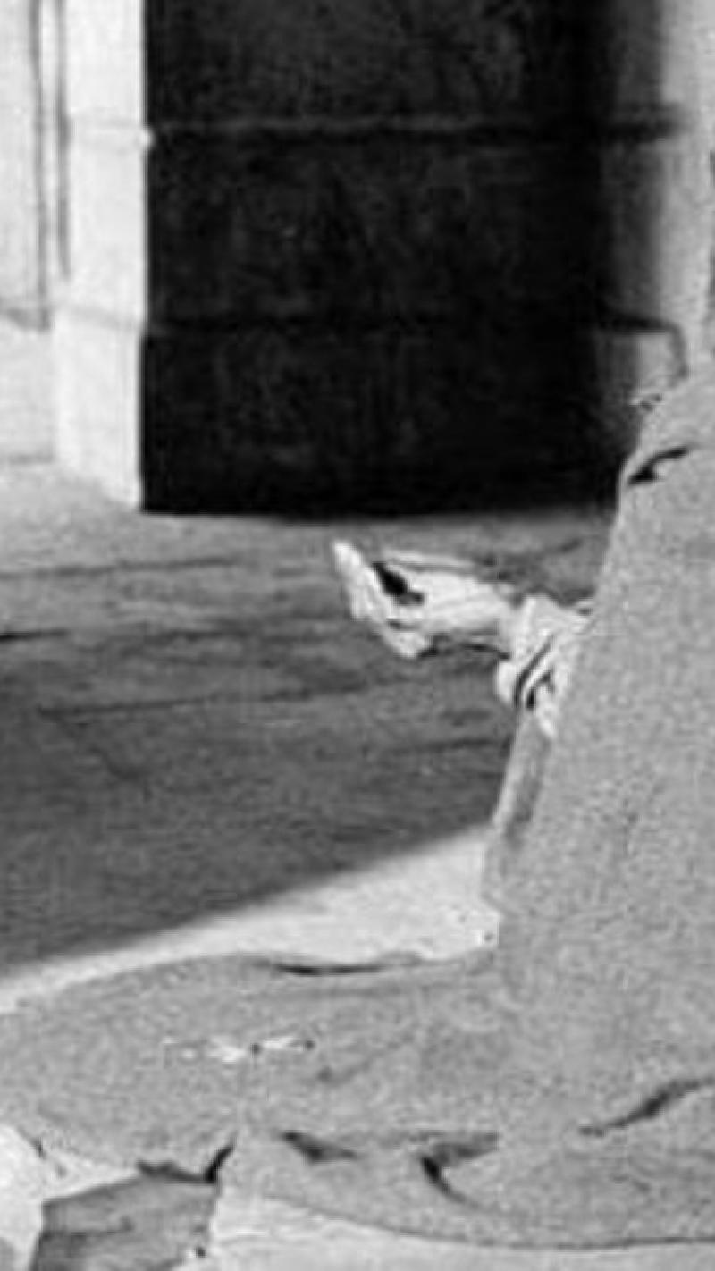 भिखारी ने की नोटों की बारिश, देखें ये हैरान कर देने वाला Video 