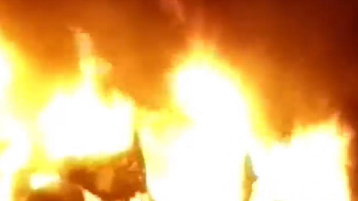 Delhi में सड़क पर स्वाहा हुई चलती कार, दिखीं आग की लपटें