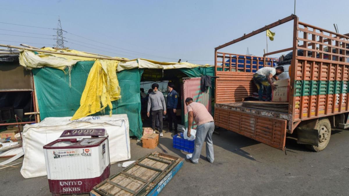 Farmers packs their belongings at Delhi border (Credit-PTI)