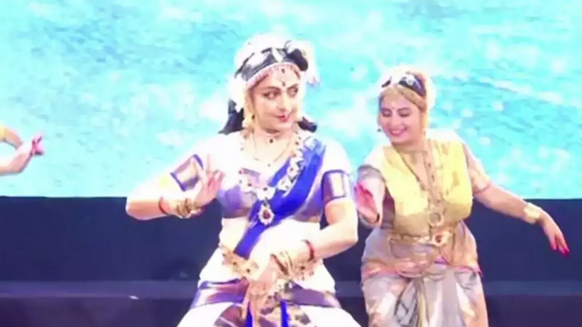 Kashi Film Festival में Hema Malini ने किया शानदार डांस, देखें