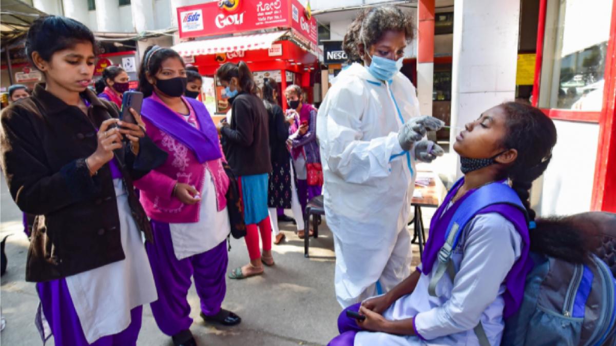 देश में तेजी से बढ़ रहे Omicron के मामले, Maharashtra में मिले 6 नए केस