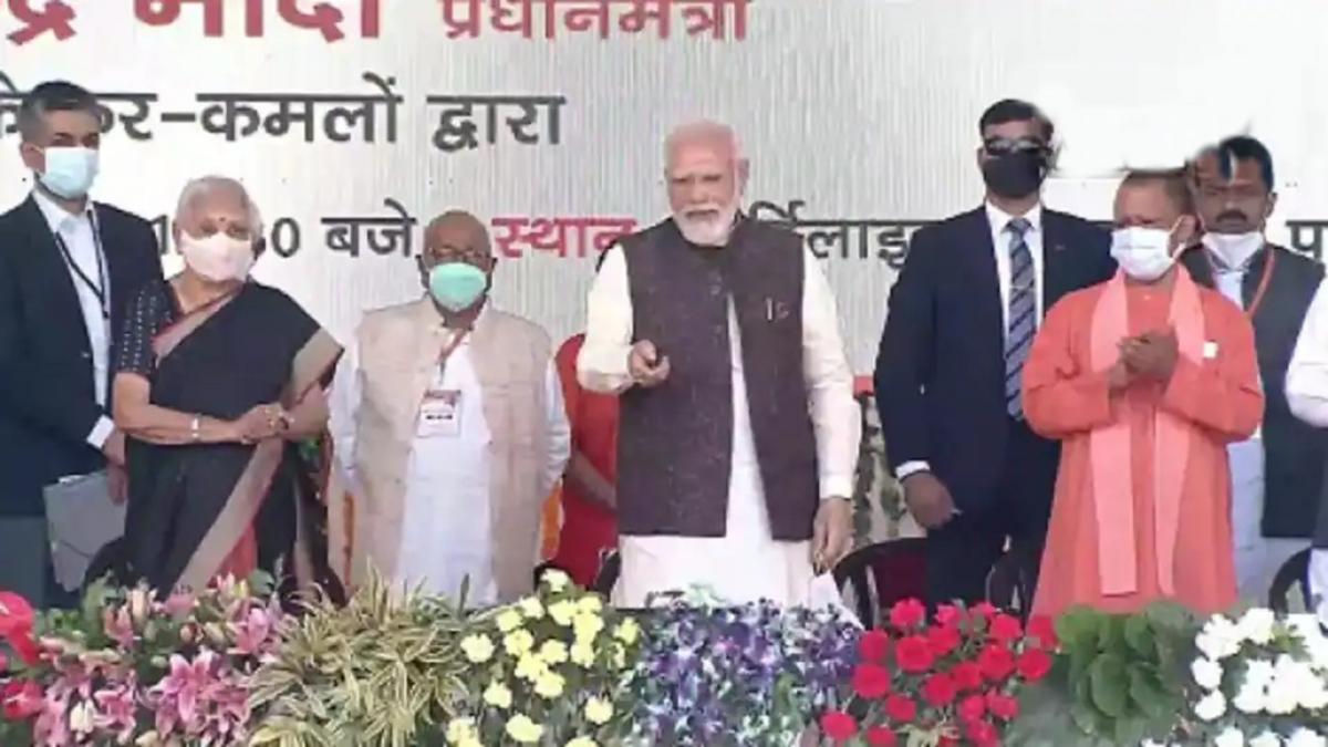 PM Modi inaugurates projects worth 9000 crore in Gorakhpur