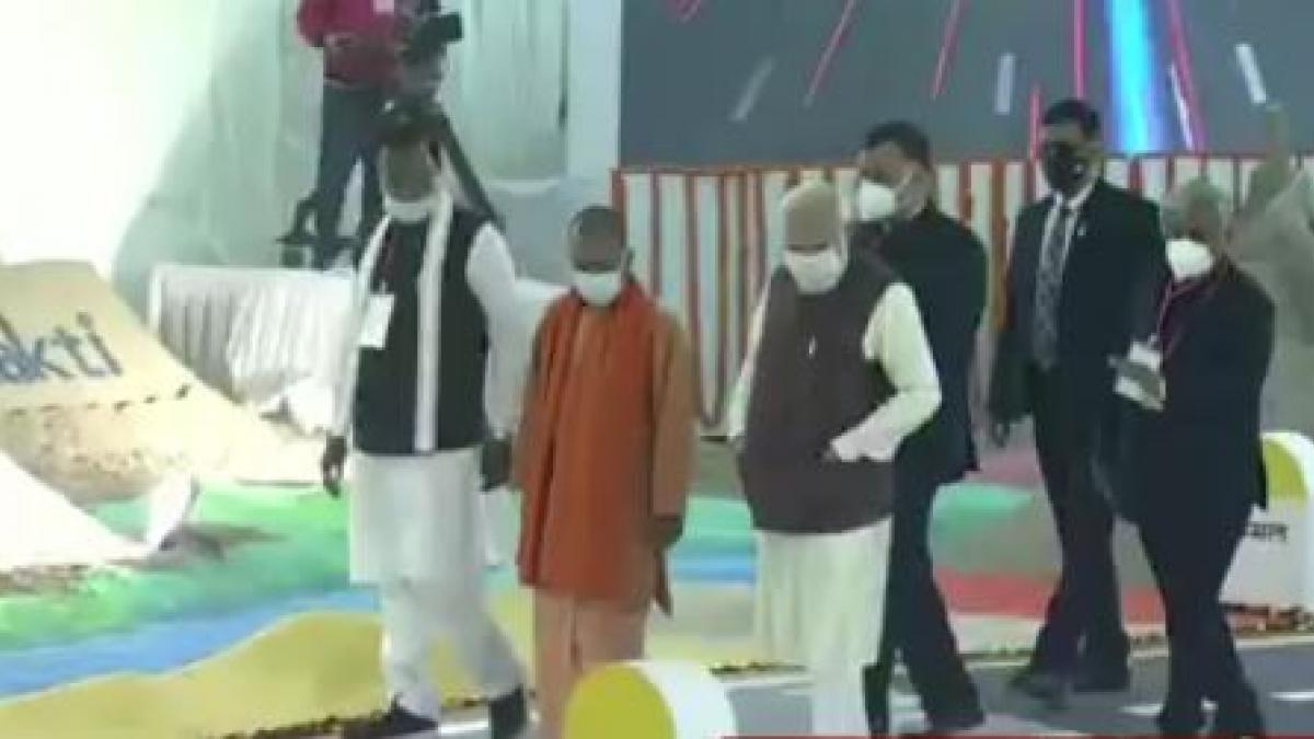 PM Modi inspects the model of Ganga Expressway