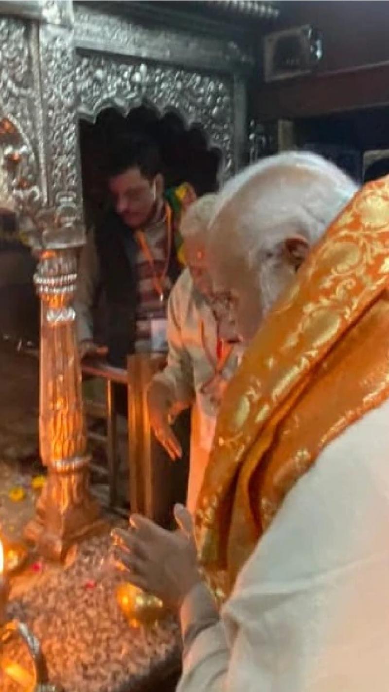 Kashi Vishwanath मंदिर में पीएम मोदी की पूजा, महादेव को चढ़ाया जल