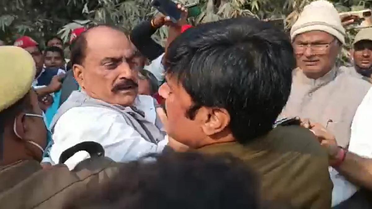 Chandauli: Clash erupted between SP workers and UP police