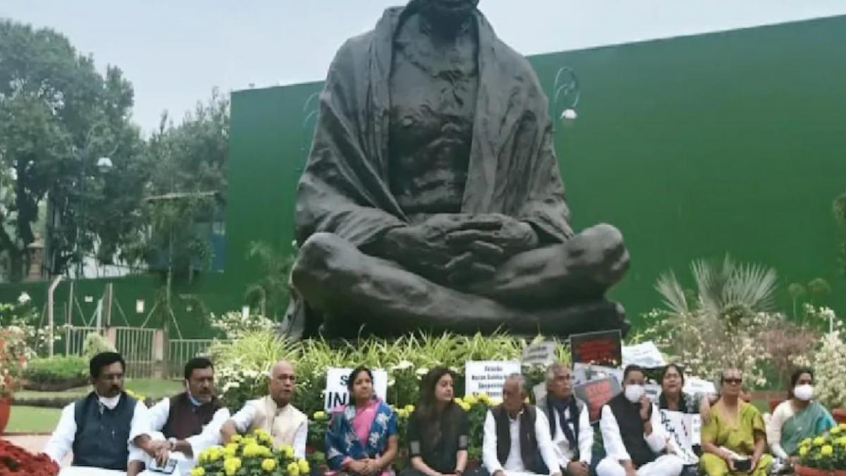 संसद परिसर में विपक्ष का विरोध जारी, जमकर हुई नारेबाजी