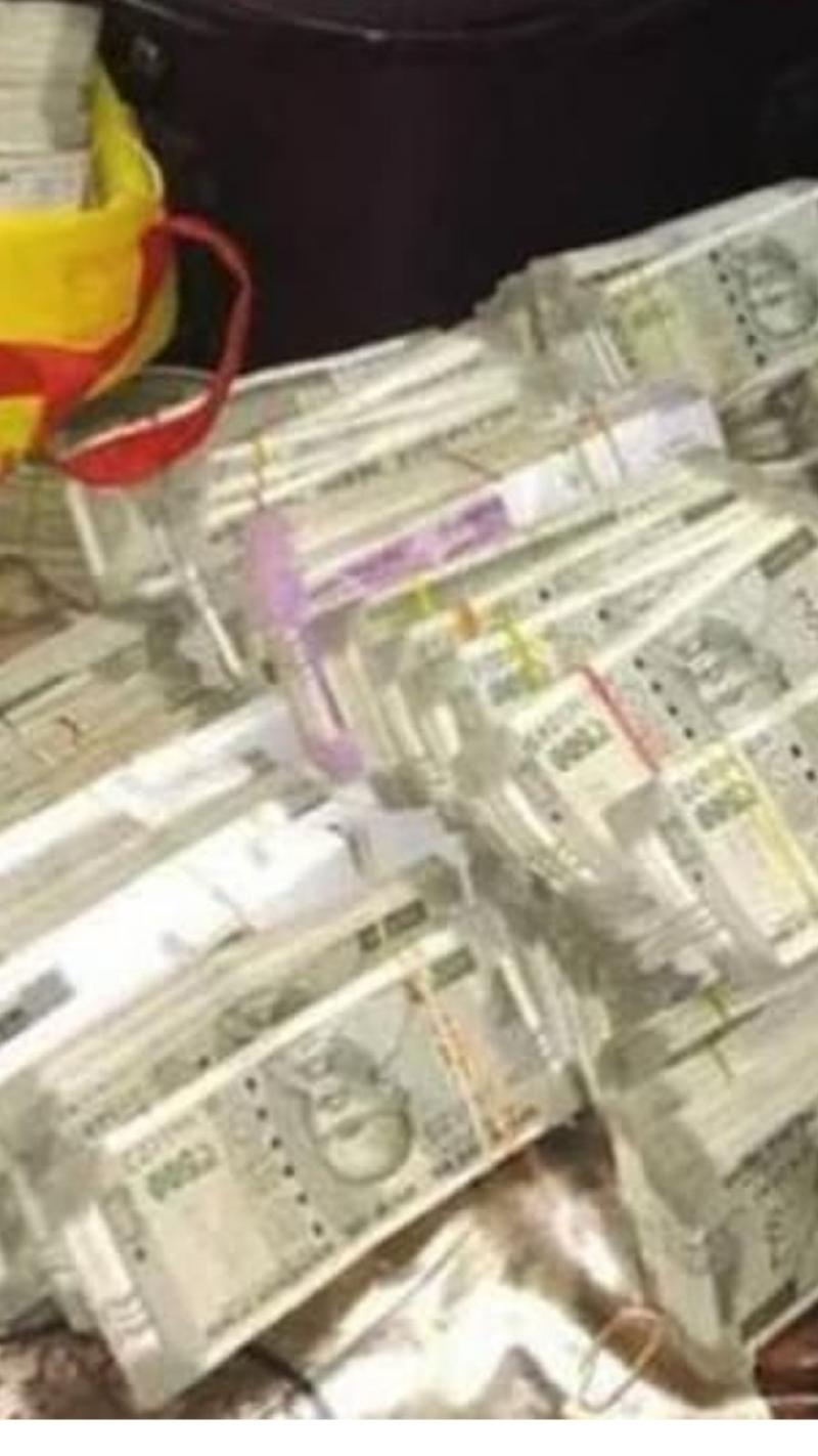 पटना के लेबर इंफोर्समेंट अधिकारी के घर छापा, टीम ने बरामद किए 2.25 करोड़ देखें