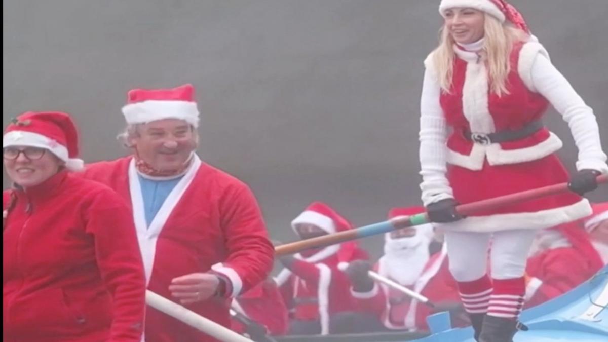 Christmas 2021: Venice में क्रिसमस का अलग अंदाज, बोट से रेस लगाते नजर आए सेंटा