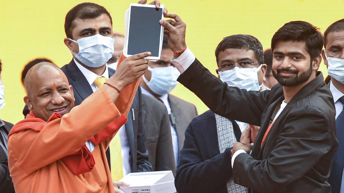 शंखनाद: SP पर Yogi का 'शकुनी-दुर्योधन' से आघात, Tablet से बनेगी बात?