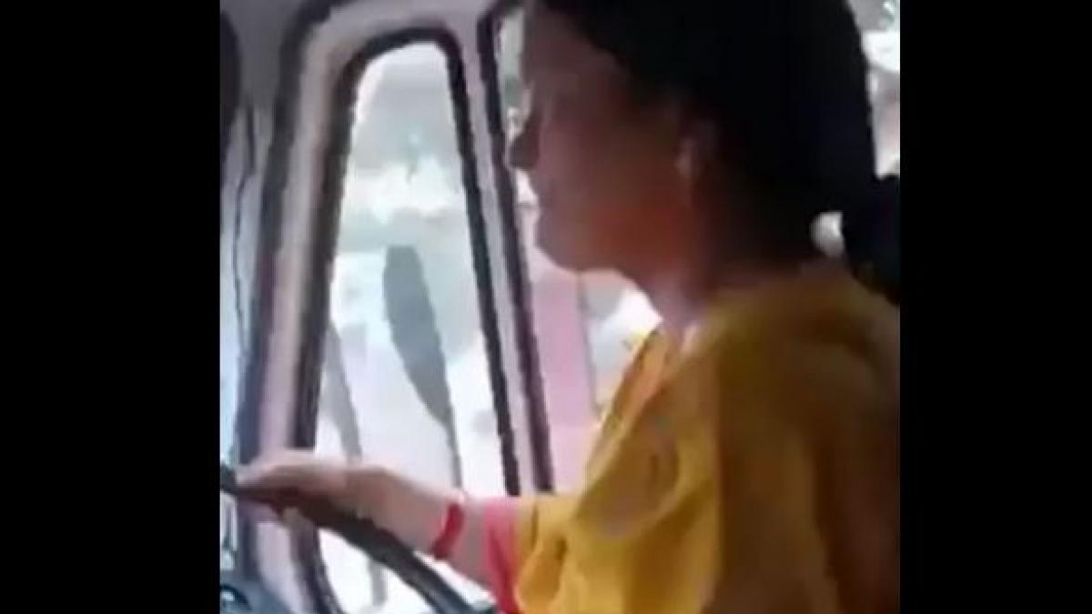 ड्राइवर को आया अटैक, महिला यात्री ने बस चलाकर पहुंचाया अस्पताल