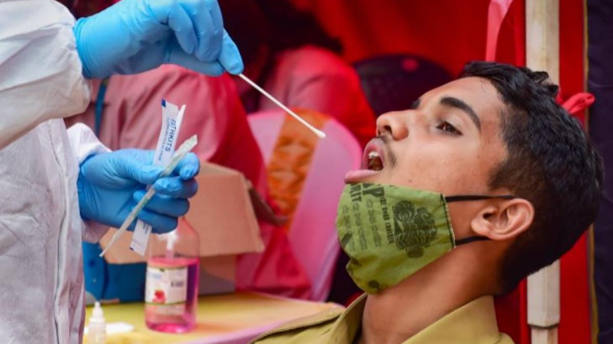 Corona Cases in India: देश में कोरोना के नए केस में रिकॉर्डतोड़ वृद्धि, 3 लाख के पार हुआ आंकड़ा