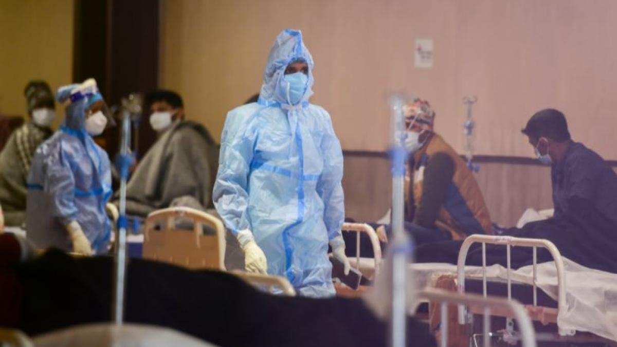 दिल्ली में चरम पर तीसरी लहर! कोरोना की गिरफ्त में डॉक्टर-पुलिसकर्मी, सबसे ज्यादा मौतें