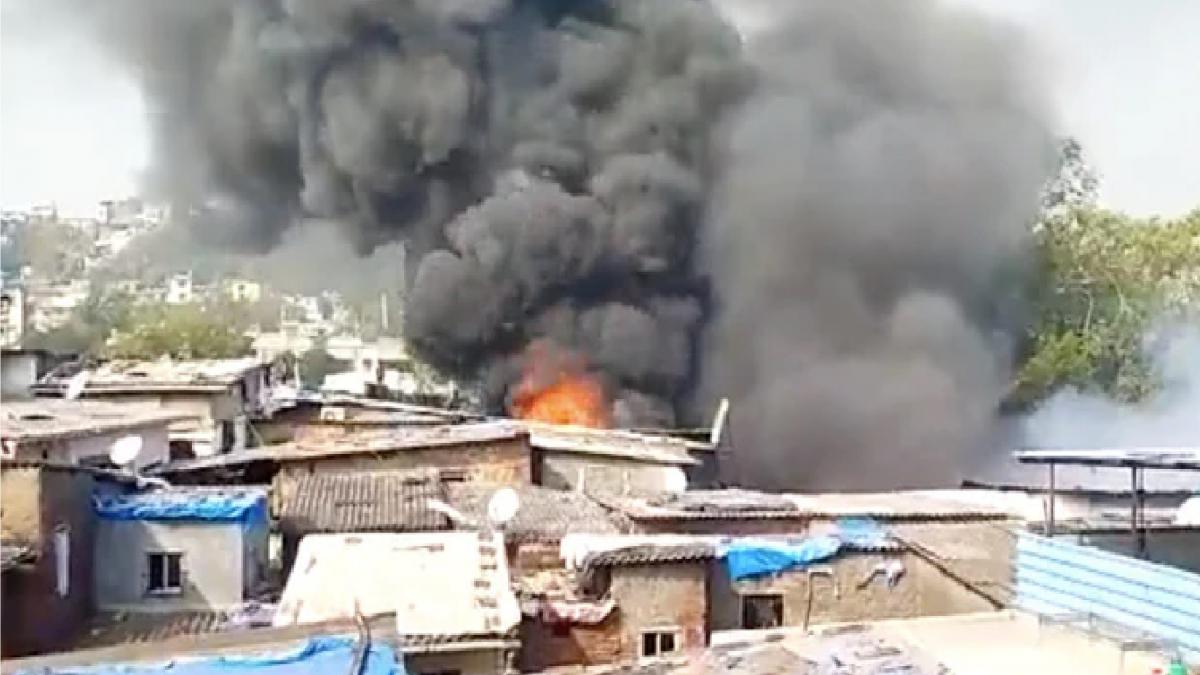 Mumbai Ghatkopar Fire: घाटकोपर इलाके में लगी आग, धूं-धूं कर जल उठा गोदाम