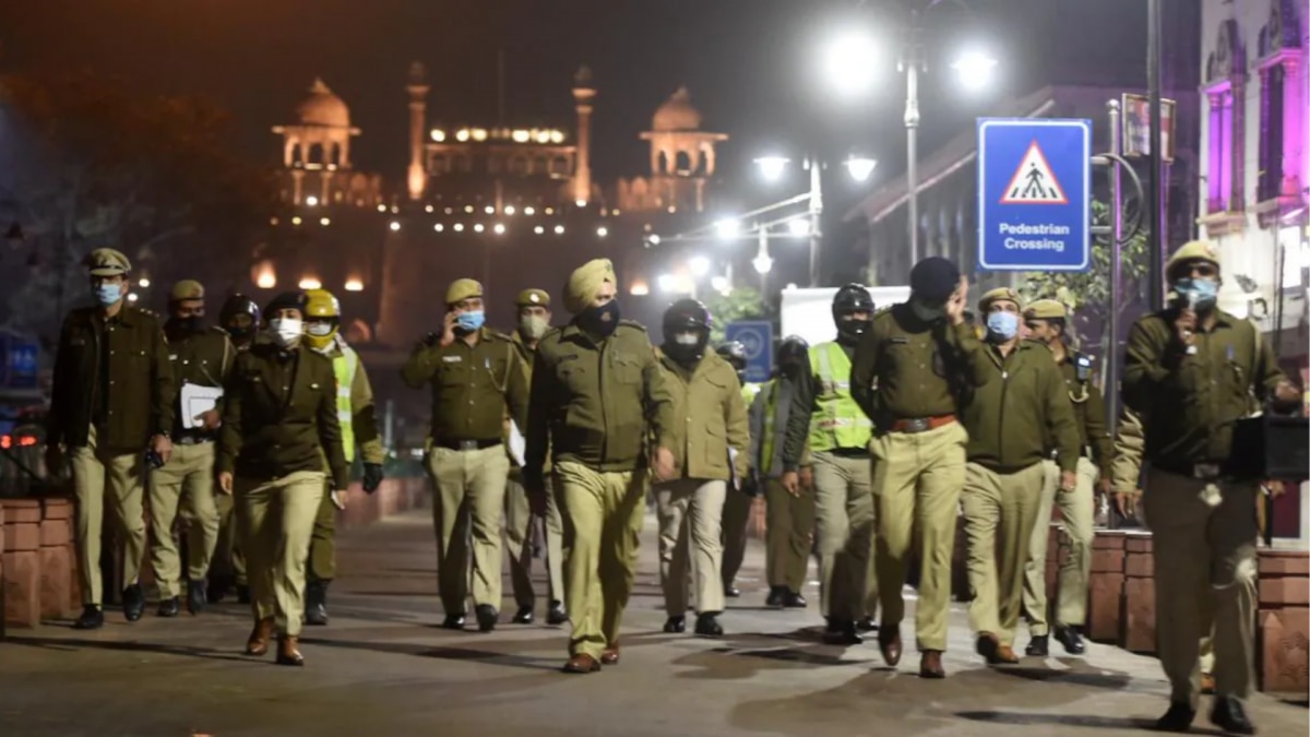 Weekend Curfew in Delhi: दिल्ली में मिनी लॉकडाउन शुरू, सोमवार सुबह 5 बजे तक घर से निकलने पर मनाही